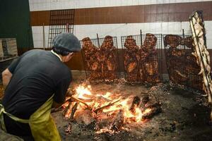 gaucho grillning , utegrill, korv och ko revben, traditionell argentine kök foto