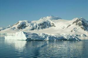 paradis bukt glaciärer och berg, antarktisk halvö, antartica.. foto