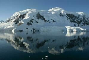 paradis bukt glaciärer och berg, antarktisk halvö, antartica.. foto