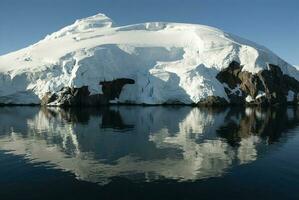 antarktisk bergen landskap , nära hamn lacroix, antartica. foto