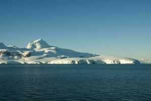 antarktisk bergen landskap , nära hamn lacroix, antartica. foto