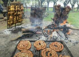 utegrill, korv och ko revben, traditionell argentine kök foto