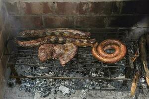 revben, steka nötkött och chorizos foto