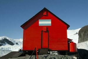 vetenskaplig bas argentina, almirante brun, paradis bukt, antarktisk halvö. foto