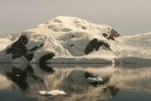 glaciär i antarktisk bergig landskap, antarktisk halvö foto