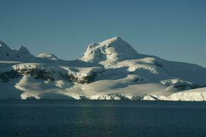 lemaire sund kust landskap, bergen och isberg, antarktisk halvö, antartica. foto