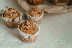 påsk muffins med russin på en vit tabell närbild. de begrepp av fira Lycklig påsk. foto