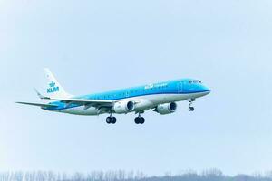 klm flygplan redo för landning på schiphol flygplats amsterdam, nederländerna april 15 2023. foto