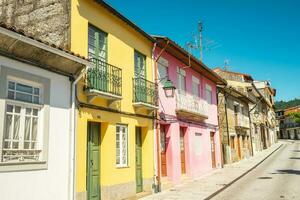 skön gator och arkitektur i de gammal stad av guimaraes, portugal. foto