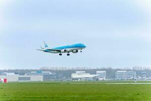 klm flygplan redo för landning på schiphol flygplats amsterdam, nederländerna april 15 2023. foto