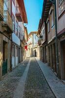 skön gator och arkitektur i de gammal stad av guimaraes, portugal. foto