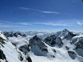 schweiz, de skön snöig toppar av de alps från titlis berg se. foto