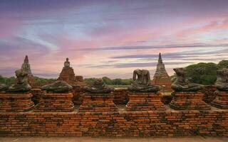 ayutthaya historisk parkera, gammal och skön tempel i ayutthaya period wat chaiwatthanaram, thailand foto