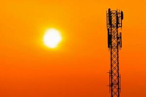 5g cell webbplats digital cellulär telekommunikation torn nätverk antenn på klar solnedgång orange himmel bakgrund. foto