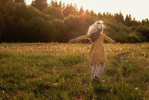 promenad Lycklig barn sommar vår maskrosor foto