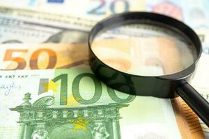euro sedlar bank konto, investering analytisk forskning data ekonomi, handel, företag företag begrepp. foto