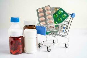 läkemedel kapsel piller från läkemedel recept i i affär vagn på apotek, apotek för behandling hälsa medicin. foto