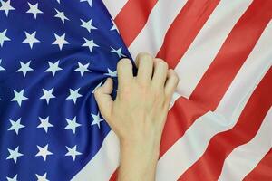 hand skrynkliga nationell USA amerikan flagga foto