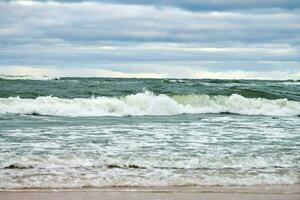 blå hav, vågor, strand och molnig himmel. baltic hav landskap foto