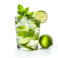 caipirinha cocktail isolerat på vit bakgrund foto