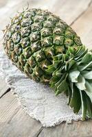 ananas på de trä- bakgrund foto