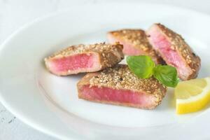 friterad tonfisk i sesam frön foto