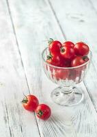 glas skål av körsbär tomater foto
