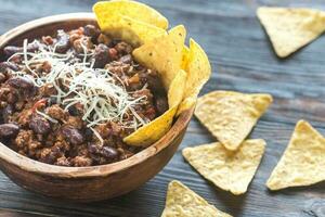 skål av chili lura carne med tortilla pommes frites foto