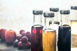 flaskor med annorlunda typer av vinäger foto
