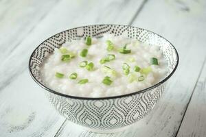 skål av congee - asiatisk ris gröt foto