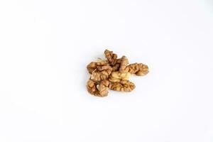 valnötter utan skal på en vit bakgrund. friska nötter. foto