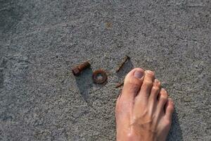de ung mannens fötter flöt på en annorlunda cement golv. fötter är inte stark, behöver till vara försiktig foto