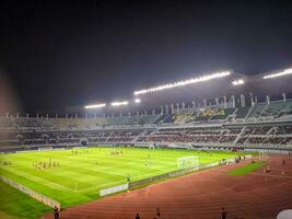 surabaya, indonesien - 22 juni 2023 - en se och atmosfär med många indonesien anhängare på gelora propp tomo. indonesien mot palestina vänlig match. foto