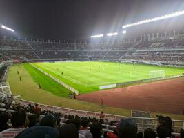 surabaya, indonesien - 22 juni 2023 - en se och atmosfär med många indonesien anhängare på gelora propp tomo. indonesien mot palestina vänlig match. foto