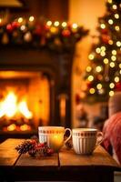 jul dekor, Semester tid och Land stuga stil, mysigt atmosfär, dekorationer i de engelsk landsbygden hus med jul träd och öppen spis på bakgrund, vinter- högtider foto