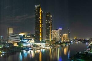 Bangkok, Thailand - januari 2-2023 -kao phraya flod på de sida av iconsiam foto