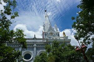 katolik kyrka i ratchaburi provins thailand. foto