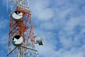 stänga upp telekommunikation torn med en blå himmel foto