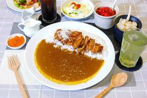 uppsättning kyckling teriyaki med curry ris foto