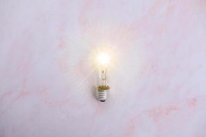 energibesparande glödlampa på bordet och affärstillväxtkoncept, nya idéer innovation, brainstorming foto