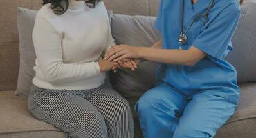 beskurna skott av en kvinna sjuksköterska håll henne senior patientens hand. ger Stöd. läkare portion gammal patient med alzheimers sjukdom. kvinna vårdare innehav händer av senior man foto