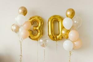 vit guld och beige luft helium ballonger för kvinnas trettionde födelsedag foto