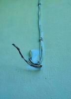osammanhängande kabel- lederna är sluten med maskering tejp. dålig installation av elektricitet kablar. foto