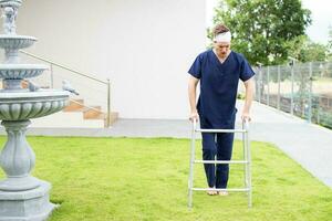 patient använder sig av rörlighet rollator i trädgård på sanatorium Centrum foto