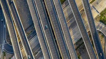 Flygfoto ovanifrån av motorvägen, transport stadskorsning väg med bil på korsningen tvärvägen skott av drönare foto