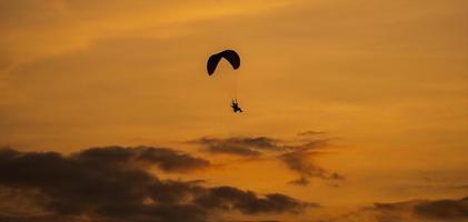 paramotorns silhuett vid solnedgången foto