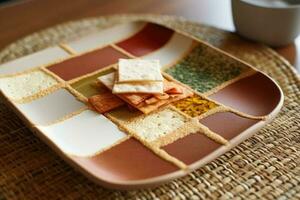 färgrik mellanmål bricka, grillad ost smörgåsar, och crackers foto