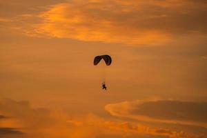 paramotorns silhuett vid solnedgången foto