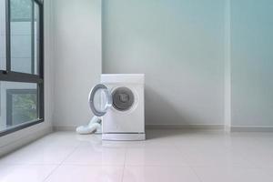 vit tvättmaskin i tvättstugan foto