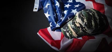 militärhatt eller påse som lägger med amerikansk flagga.